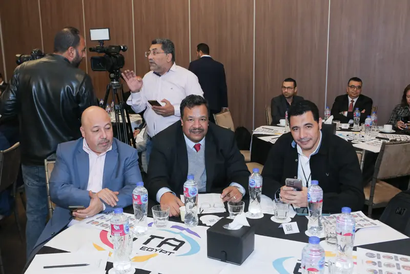 Hoteliers at the round tables during a session