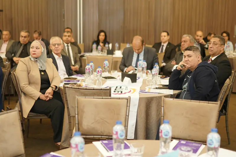Hoteliers at the round tables during a session