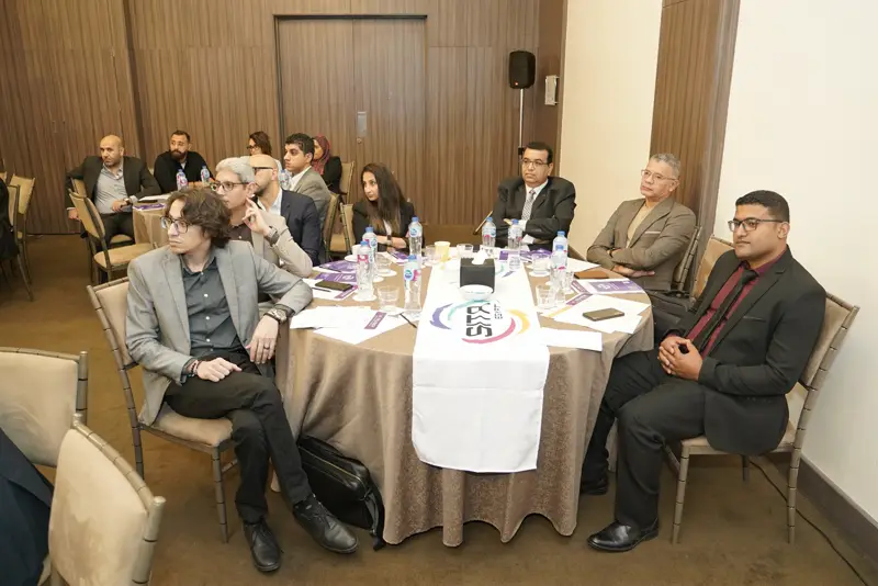 Hoteliers at the round tables during a session