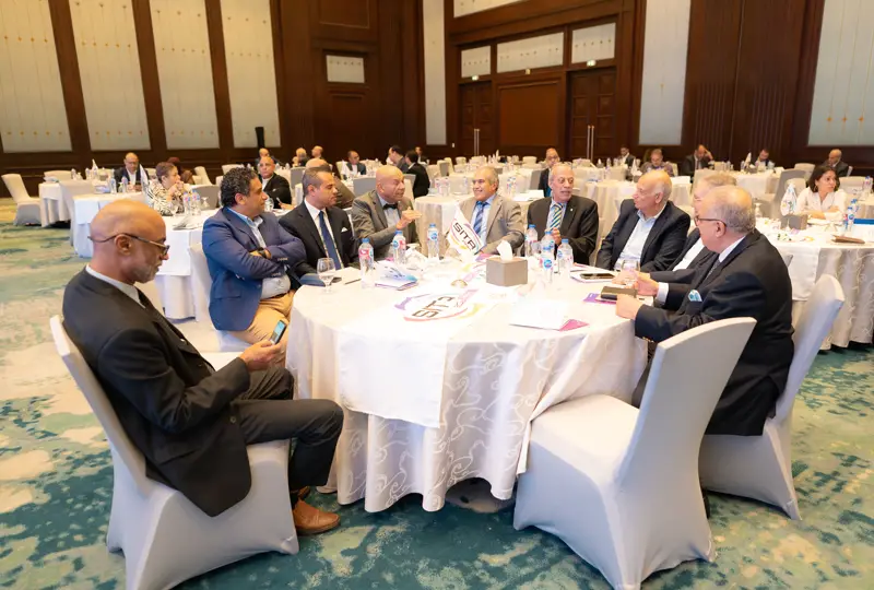 Hoteliers at the round tables during a session