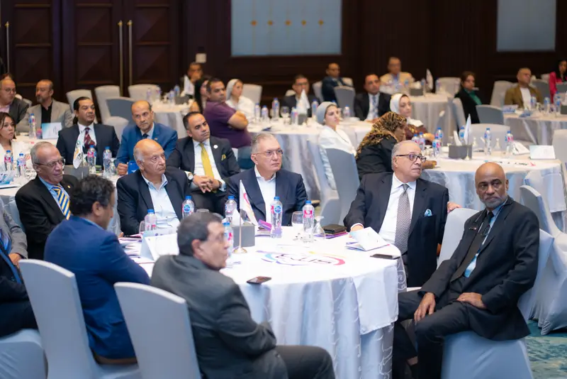 Hoteliers at the round tables during a session